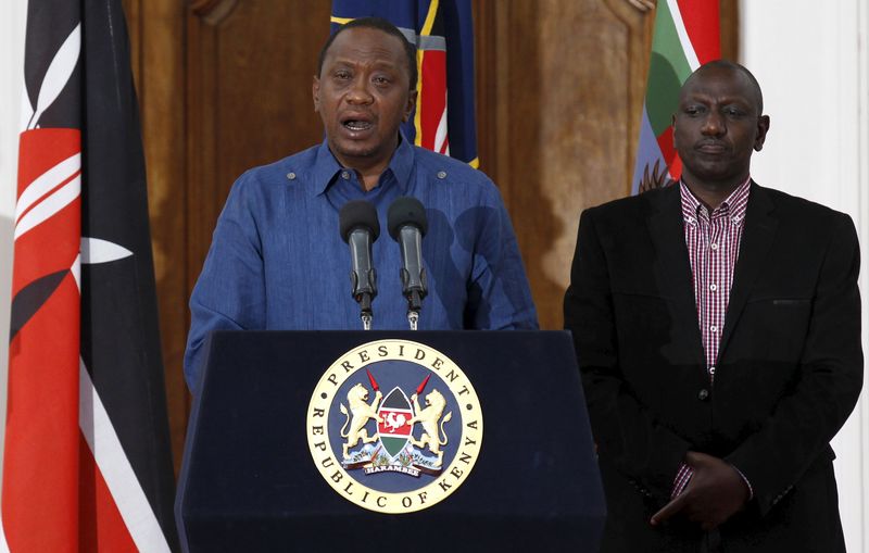 © Reuters. Kenyan President Uhuru Kenyatta, flanked by his Deputy William Ruto, addresses a news conference at the State House in Nairobi 