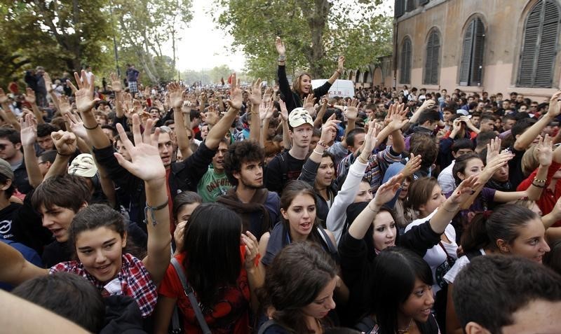 © Reuters. Studenti in piazza a Roma in una foto d'archivio 