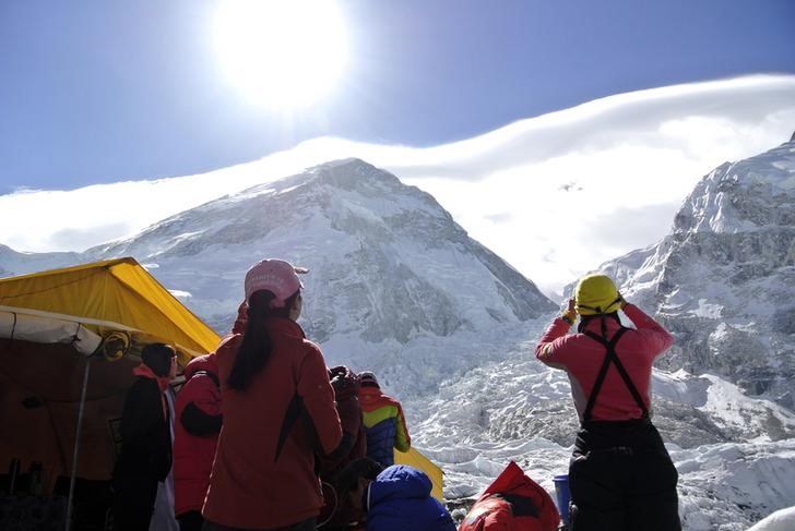 © Reuters. Alpinistas observam o Monte Everest após cancelamento de escalada