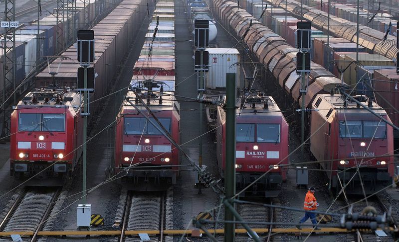 © Reuters. LA GRÈVE DU RAIL VA COÛTER CHER À L'ÉCONOMIE ALLEMANDE