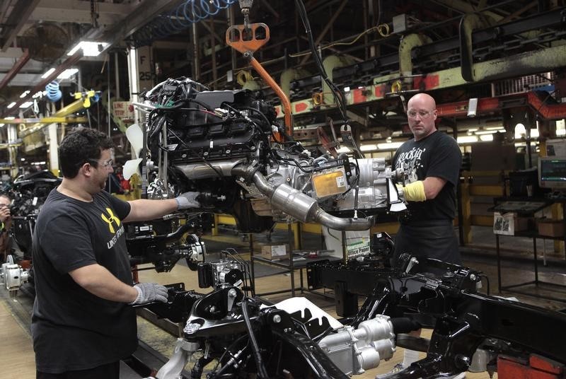 © Reuters. Chrysler Group LLC assembly workers lower an engine on to the frame of a 2014 Ram 1500 pickup truck on the assembly line at the Warren Truck Plant in Warren