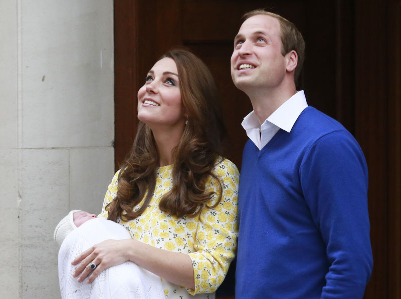 © Reuters. Príncipe William e Kate com a filha recém-nascida, em Londres