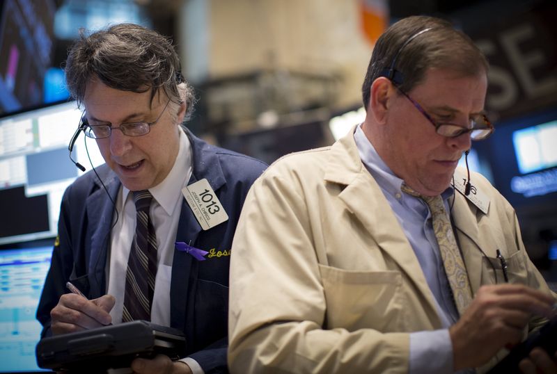 © Reuters. Traders work on the floor of the New York Stock Exchange