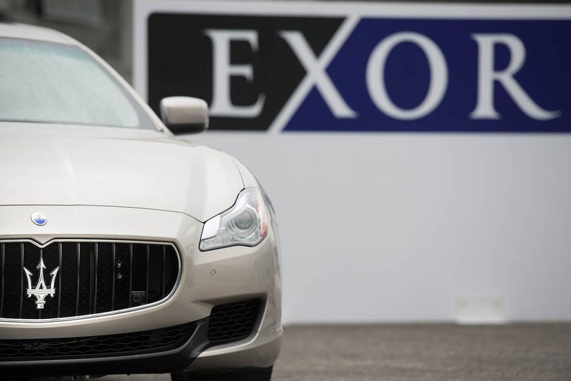 © Reuters. Il logo di Exor all'assemblea degli azionisti 2015 nella fabbrica Giovanni Agnelli della Maserati