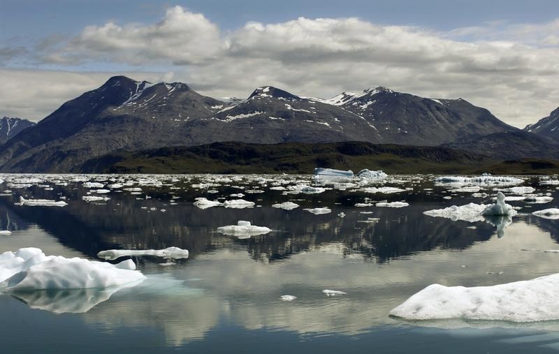 © Reuters. Icebergs refletem na água em fiorde Eriks, perto da cidade de Narsarsuaq, na Groenlândia