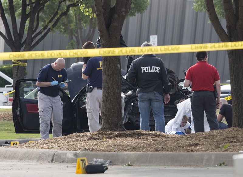 © Reuters. Investigadores da polícia e do FBI fazem buscas na área em torno do carro usado por atiradores que dispararam durante exposição em Garland, no Texas