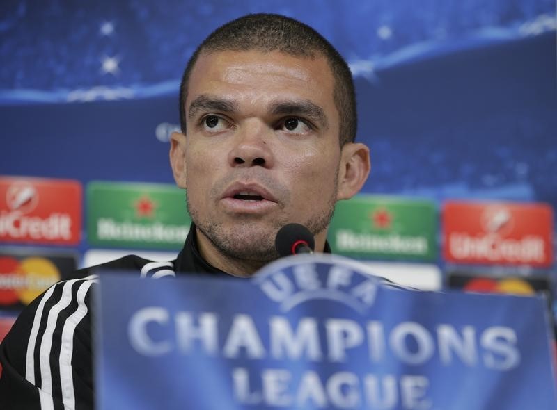 © Reuters. Zagueiro Pepe, do Real Madrid, durante entrevista coletiva no estádio da Juventus, em Turim