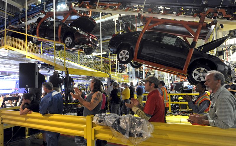 © Reuters. Auto workers celebrate their 500 millionth vehicle at GM's Fairfax plant in Kansas City, Kansas