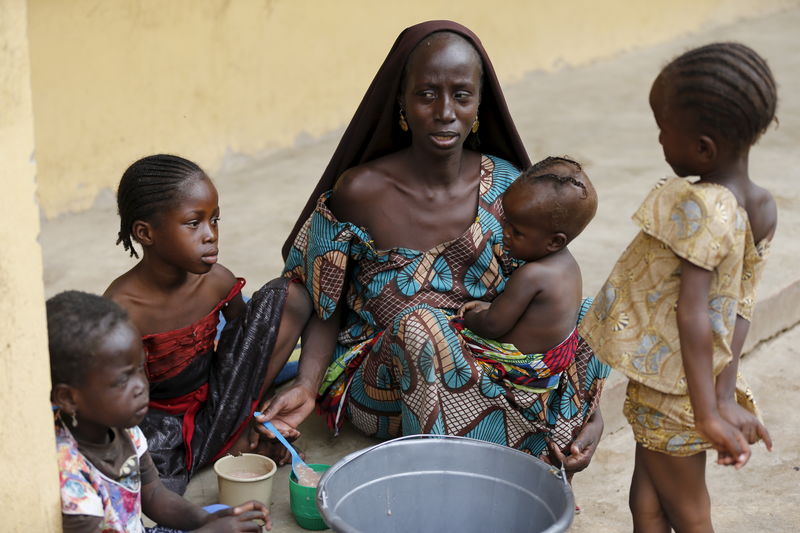 © Reuters. A woman, who was freed by the Nigerian army from Boko Haram militants in the Sambisa forest, feeds her child at the Malkohi camp for internally displaced people in Yola