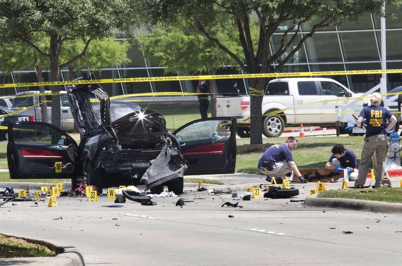 © Reuters. Polícia local e investigadores coletam provas em local de incidente em Garland