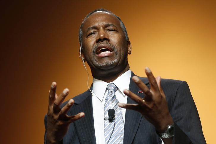 © Reuters. Candidato republicano Ben Carson anuncia candidatura por disputa presidencial em Detroit