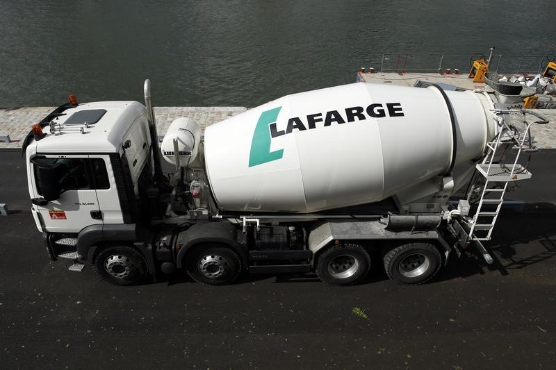 © Reuters. A concrete mixing truck is seen at French building material Lafarge concrete production plant in Paris