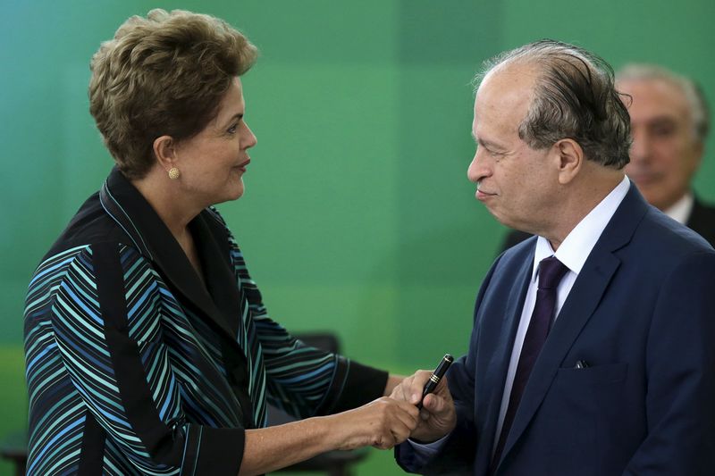 © Reuters. Presidente Dilma Rousseff (esquerda) cumprimenta ministro da Educação, Renato Janine Ribeiro, durante cerimônia de posse do ministro em Brasília