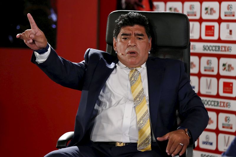 © Reuters. Ex-jogador argentino Diego Maradona fala durante fórum sobre futebol na Ásia, realizado no Mar Morto