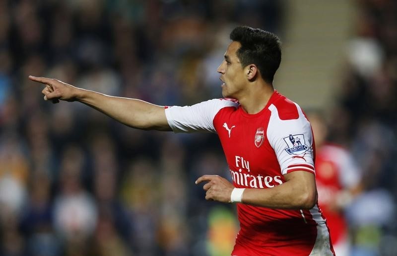 © Reuters. Alexis Sanchez, do Arsenal, comemora gol marcado contra o Hull City, pelo Campeonato Inglês