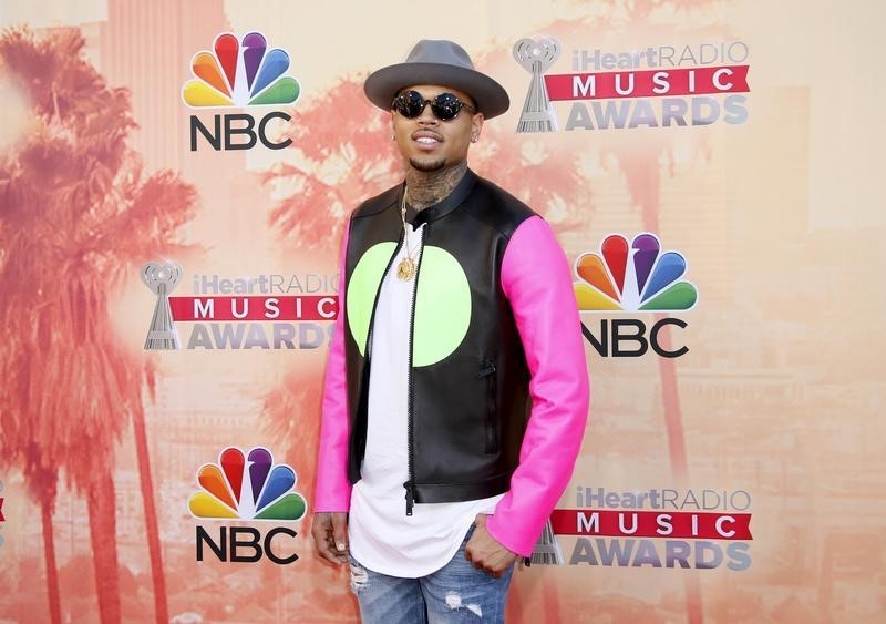 © Reuters. Singer Chris Brown poses at the 2015 iHeartRadio Music Awards in Los Angeles