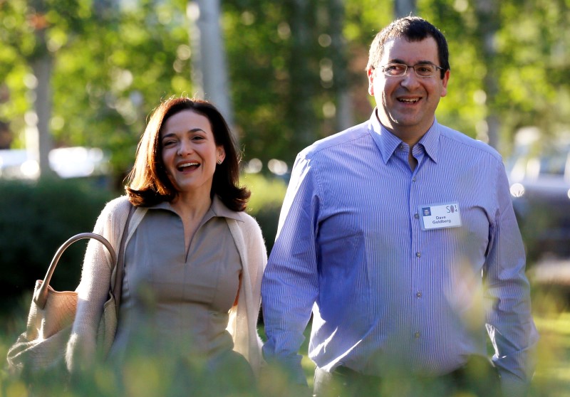 © Reuters. Sandberg, COO of Facebook, arrives with her husband Goldberg, CEO of SurveyMonkey, for the first day of the Allen and Co. media conference in Sun Valley