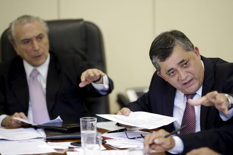 © Reuters. Líder do governo na Câmara, deputado José Guimarães (direita) ao lado do vice-presidente Michel Temer durante reunião em Brasília