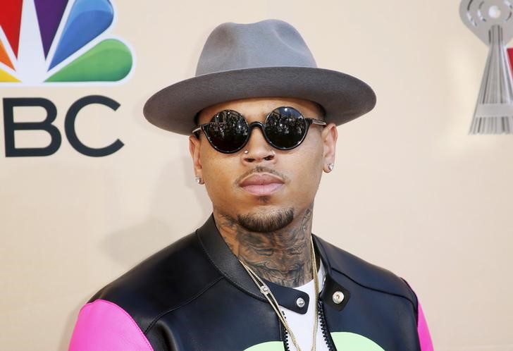 © Reuters. Cantor Chris Brown posa durante premiação em Los Angeles