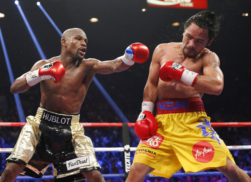 © Reuters. Mayweather, Jr. of the U.S. lands a left to the face of Pacquiao of the Philippines in the 11th round during their welterweight title fight in Las Vegas