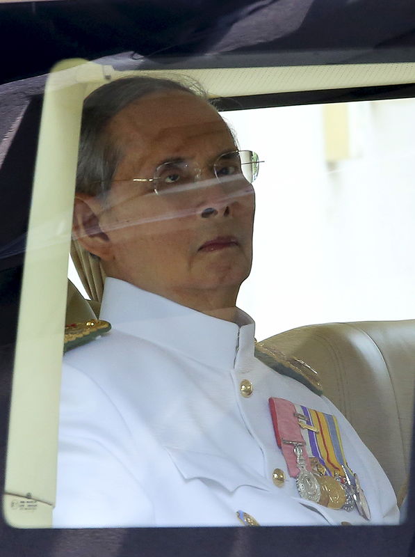 © Reuters. ملك تايلاند يغادر المستشفى لحضور حفل ذكرى تتويجه