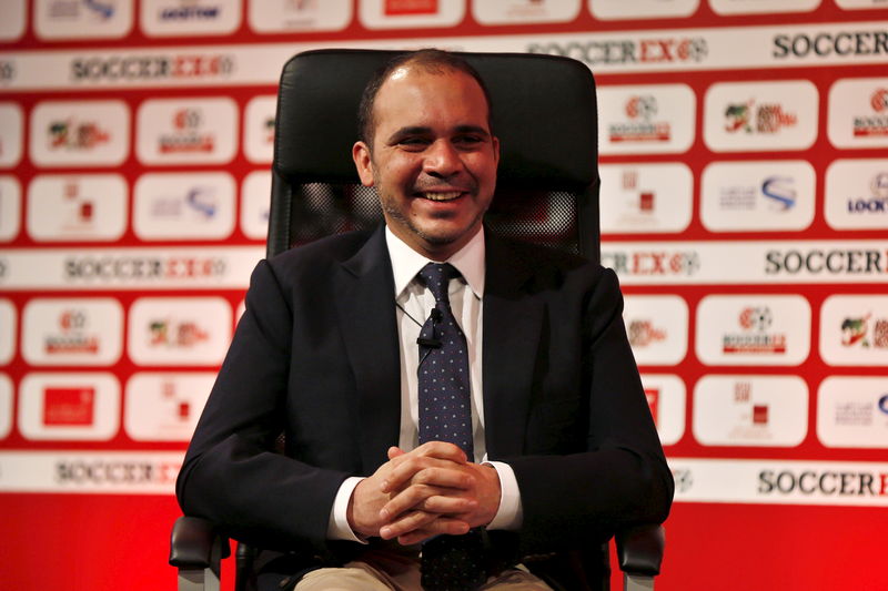 © Reuters. Príncipe Ali dice un candidato contra Blatter en carrera FIFA sería mejor que tres