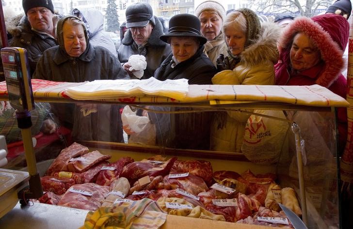 © Reuters. Очередь за мясом на рынке в Минске