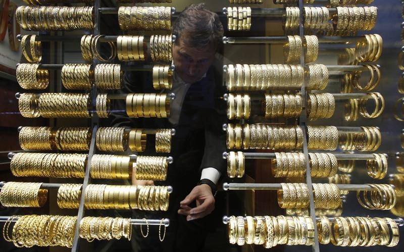 © Reuters. Золотые браслеты в ювелирном магазине в Стамбуле 