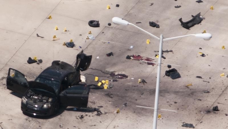 © Reuters. UN DES AUTEURS DE LA FUSILLADE AU TEXAS ÉTAIT SURVEILLÉ