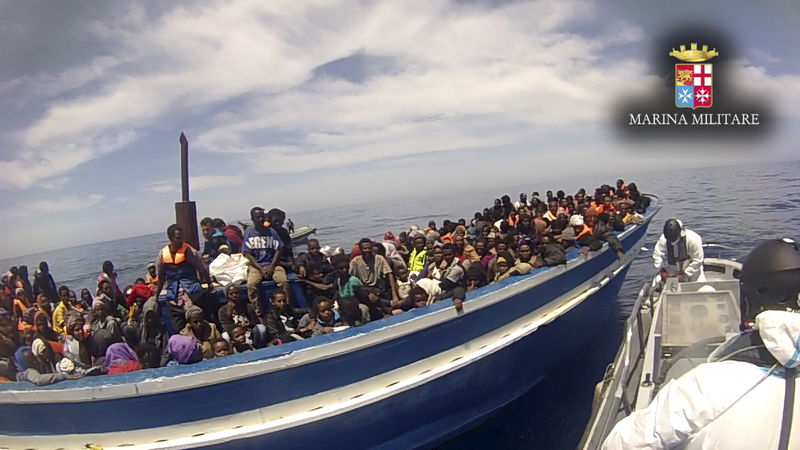 © Reuters. Foto de divulgação da Marinha italiana mostra barco de imigrantes durante operação de resgate na costa da Sicília