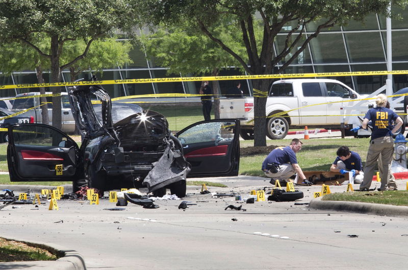 © Reuters. Polícia e FBI em local onde dois homens armados foram mortos no Texas