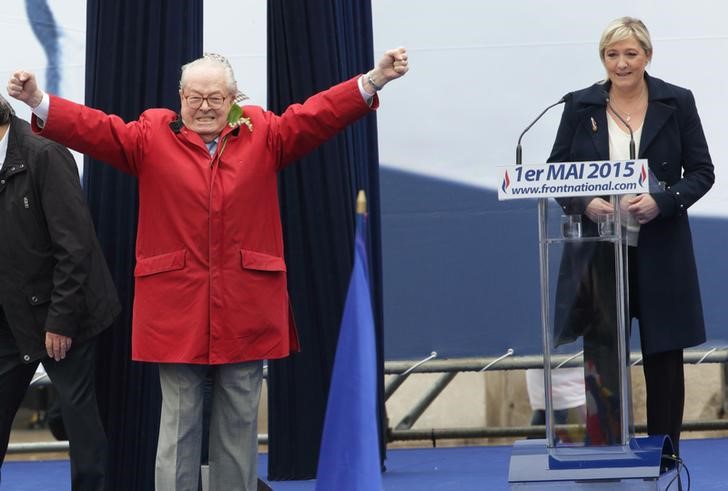 © Reuters. Líder da Frente Nacional, Marine Le Pen, observa o pai, Jean-Marie Le Pen, em evento em Paris