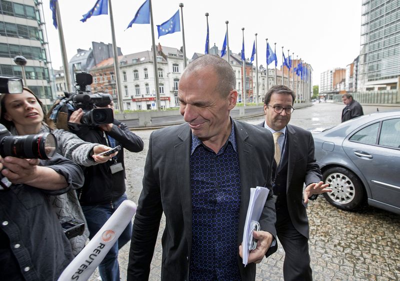 © Reuters. Ministro das Finanças grego, Yanis Varoufakis, chega à sede da Comissão Europeia em Bruxelas