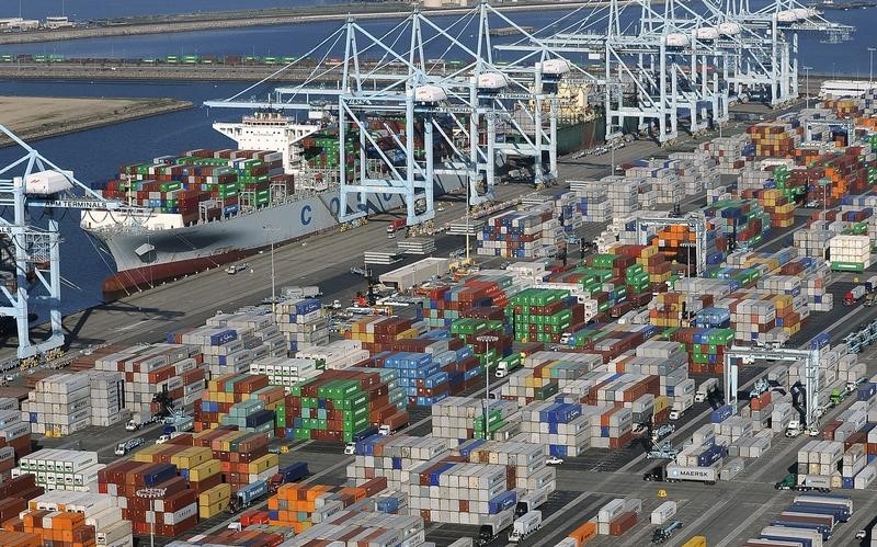 © Reuters. Shipping containers sit idle at the ports of Los Angeles and Long Beach