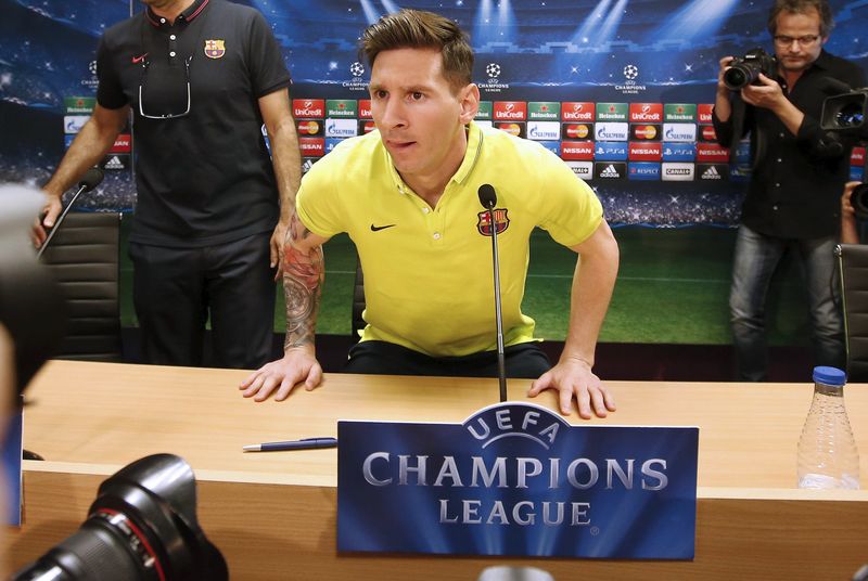 © Reuters. Barcelona's Messi poses for the photographers before a news conference after a training session at Ciutat Esportiva Joan Gamper in Sant Joan Despi near Barcelona