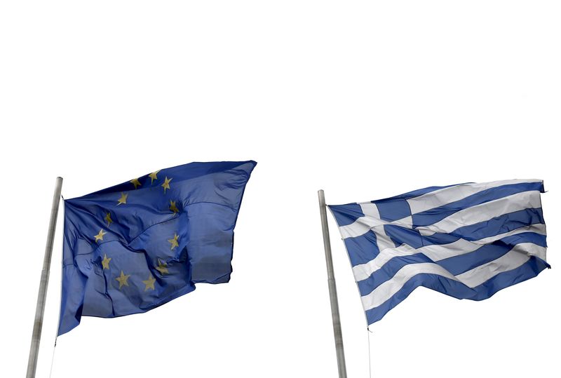 © Reuters.  European Union flag and a Greek national flag flutter in Athens