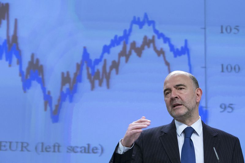 © Reuters. European Commissioner for Economic and Financial Affairs Moscovici presents the EU executive's spring economic forecasts during a news conference at the EU Commission headquarters in Brussels 