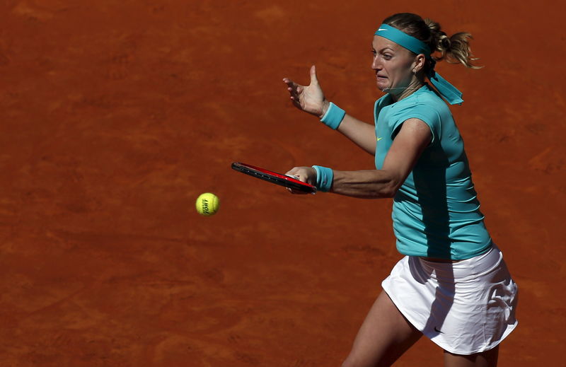 © Reuters. Kvitova returns the ball to Vandeweghe at the Madrid Open tennis tournament
