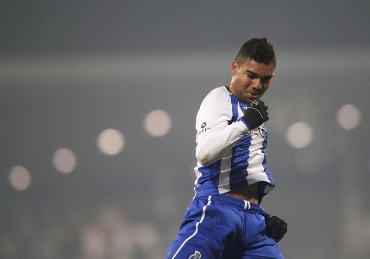 © Reuters. Casemiro, novidade na seleção brasileira, durante partida do Campeonato Português