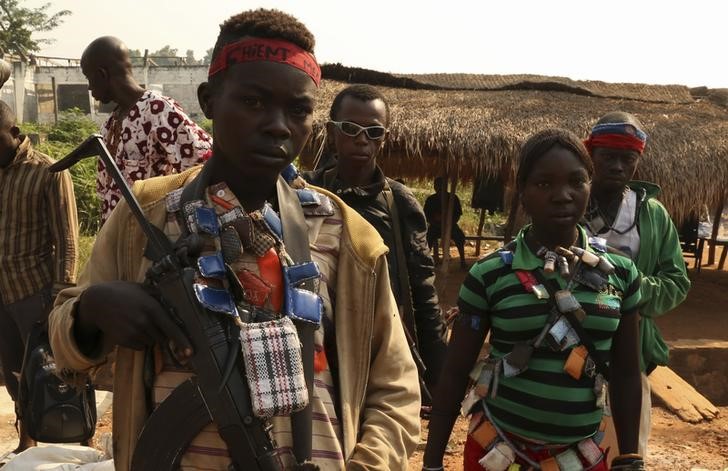 © Reuters. An Anti-balaka child soldier wears lucky charms around his neck while he poses for a picture in Ouengo district, 7th arrondissement in Bangui