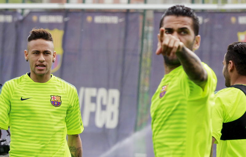 © Reuters. Neymar e Daniel Alves em treino do Barcelona para jogo com Bayern pela Liga dos Campeões