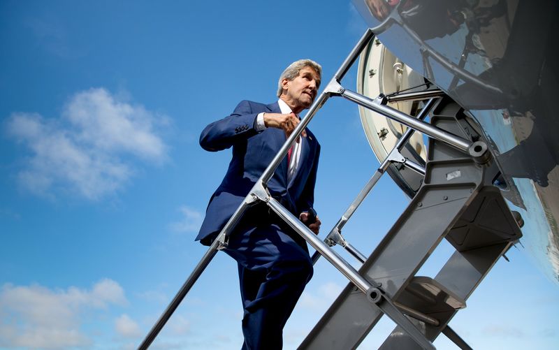 © Reuters. Secretário de Estado norte-americano, John Kerry, embarca em avião para partir de Mogadishu