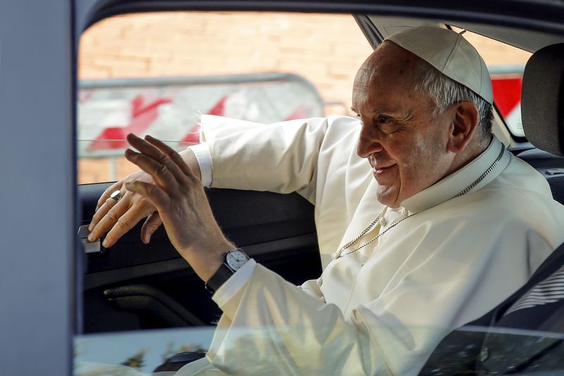 © Reuters. Papa Francisco durante visita em Ostia