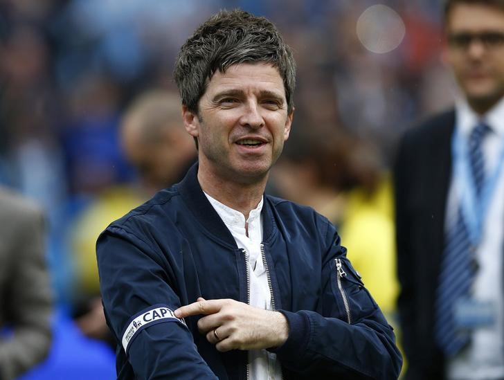 © Reuters. Noel Gallagher singer and Manchester City fan shows off the captains' arm band, given to him by Vincent Kompany,  following their soccer match against West Ham United at the Etihad Stadium in Manchester