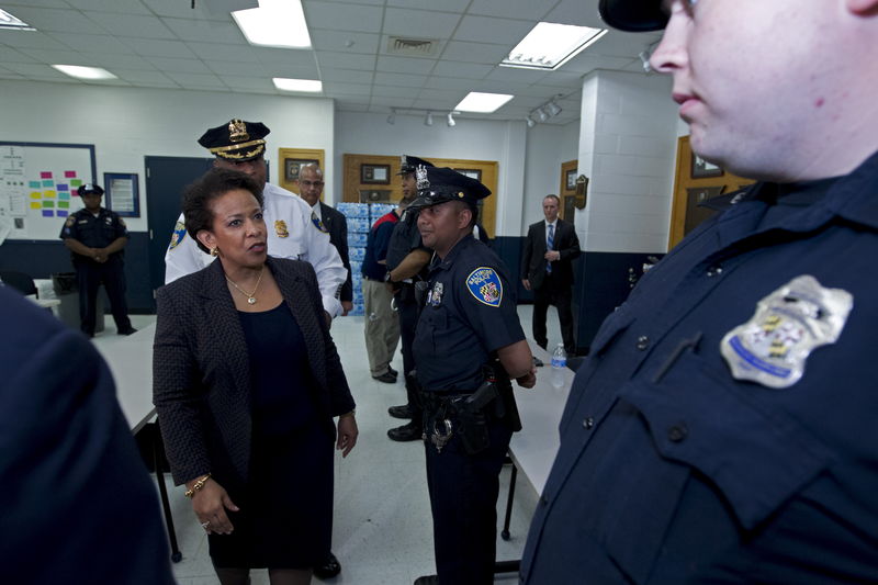 © Reuters. Attorney General Loretta Lynch greets Baltimore police officers during a visit to the Central District of Baltimore Police Department