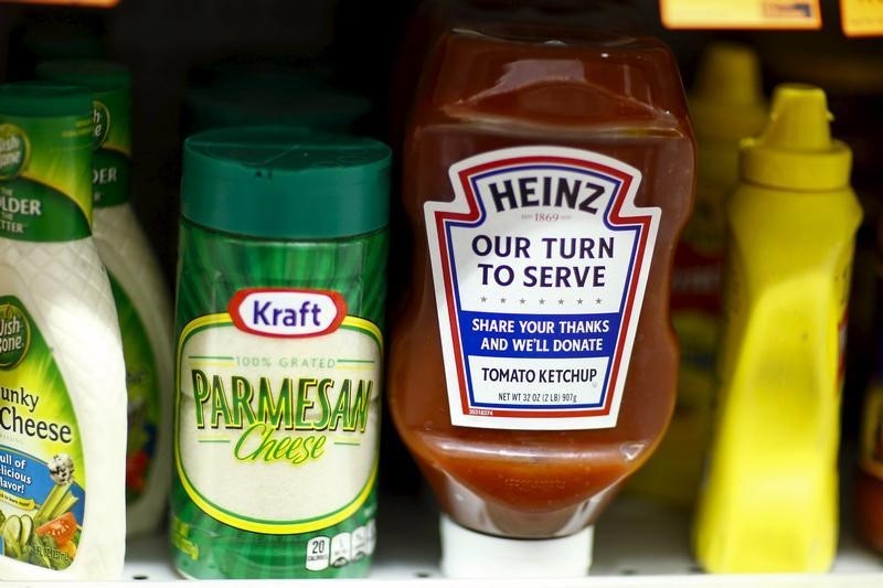 © Reuters. A Heinz Ketchup bottle and a bottle of Kraft parmesan cheese are displayed in a grocery store in New York