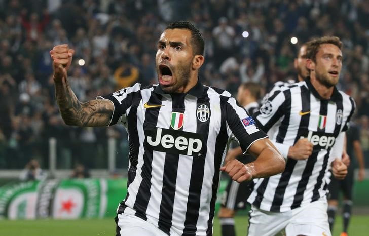 © Reuters. Argentino Carlos Tevez, da Juventus, comemora gol de pênalti