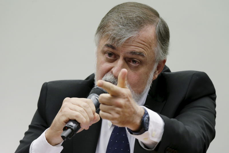 © Reuters. Former director of Petrobras oil company Roberto Costa speaks during a parliamentary commission session at the Chamber of Deputies in Brasilia 