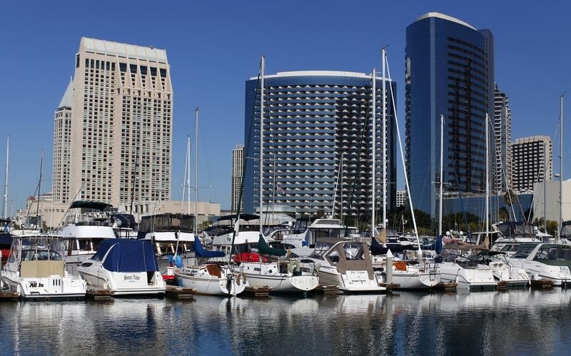 © Reuters. The Hyatt and Marriott hotels are pictured next to the Embarcadero Marina in down town San Diego