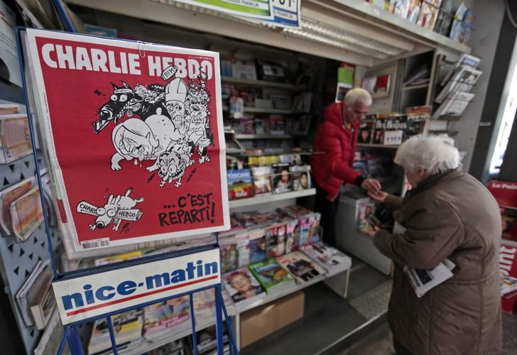 © Reuters. Capa do jornal satírico francês Charlie Hebdo numa banca em Nice